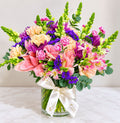 Vaso de Vidro com Flores Vibrantes