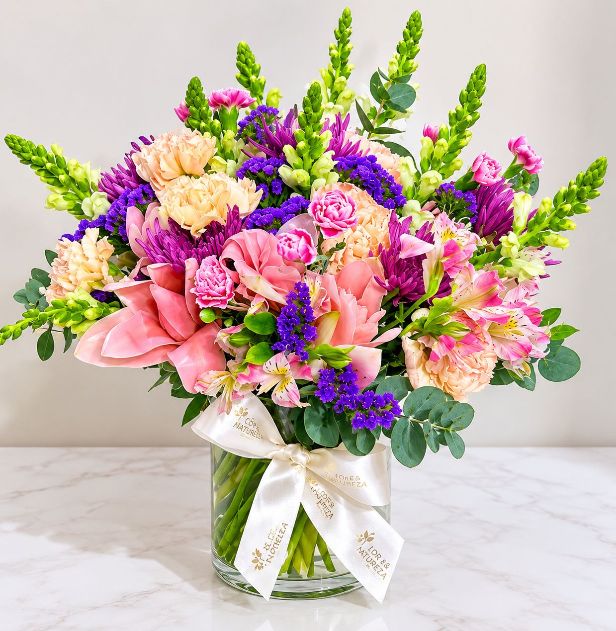 Vaso de Vidro com Flores Vibrantes
